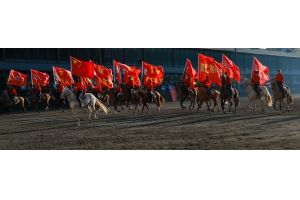 “唱著刀歌游新疆”—這些天，全國(guó)游客在這里歡聚